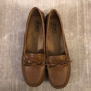 NWOT Abeo Marliee Tan Loafers